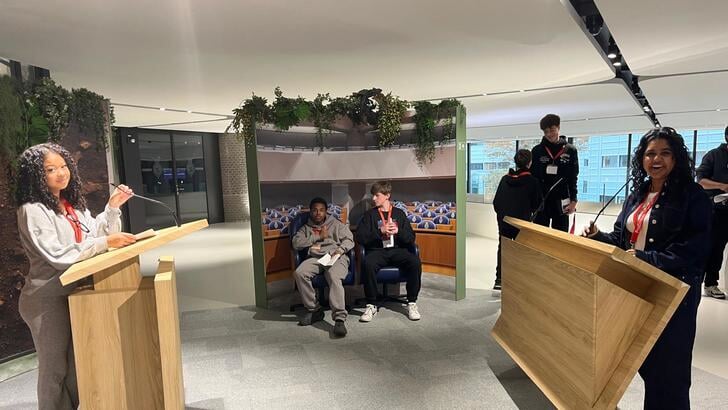 Naast debatoefeningen op school brengen sportieve examenkandidaten van Echnaton ook een bezoek aan de Tweede Kamer. (Foto: aangeleverd)