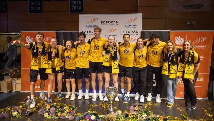 De Almeerders vieren het kampioensfeest (Foto: Geert Berghuis)