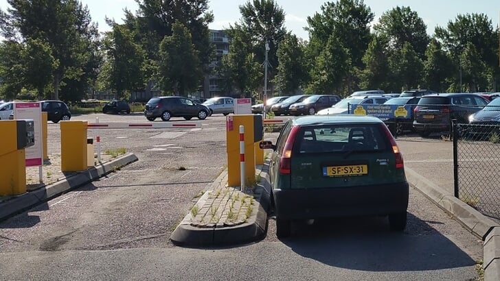 Het parkeerterrein Hennepveld. (Foto: Almere DEZE WEEK)