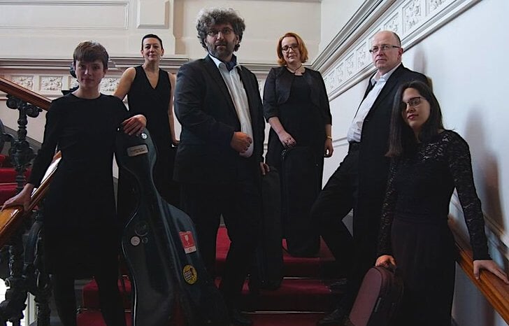 Nieuw Podium Klassiek Almere onder leiding van violist Igor Ruhadze (midden) is één van de vier organisatie die kopje onder dreigen te gaan. (Archieffoto: aangeleverd)
