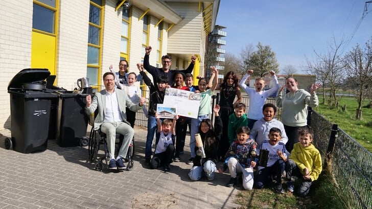 Wethouder Jesse Luijendijk reikte de prijs uit aan de leerlingen van de Optimist. (Foto: aangeleverd)