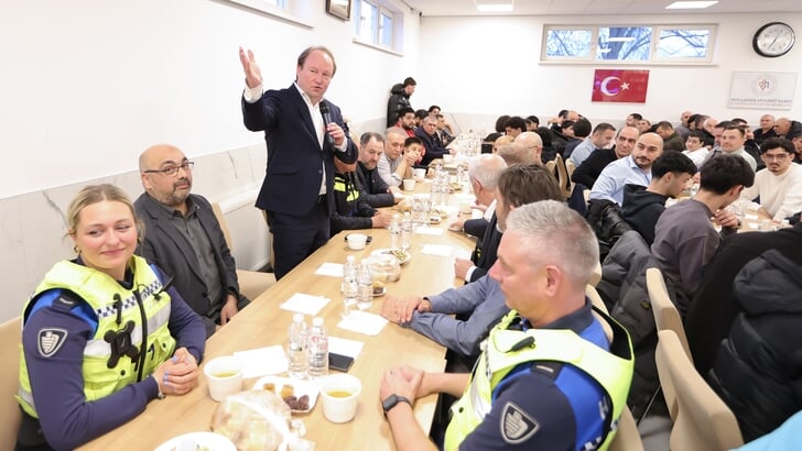 De burgemeester sprak de aanwezigen toe. (Foto: Fred Rotgans)