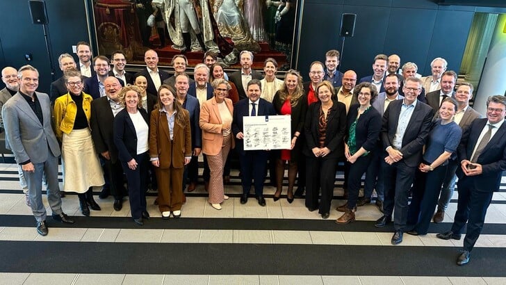 Op 2 april ondertekende wethouder Alexander Sprong de Uitvoeringsagenda Zero-emissiezones (Foto: aangeleverd)