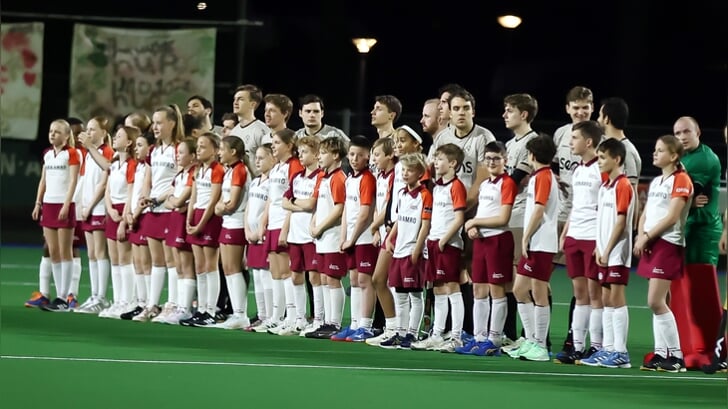 De hockeyheren tijdens de - gewonnen - halve finale. (Foto: Fred Rotgans)