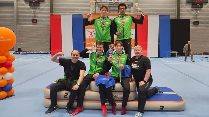 Het winnende team met de coaches van TSA. (Foto: aangeleverd)