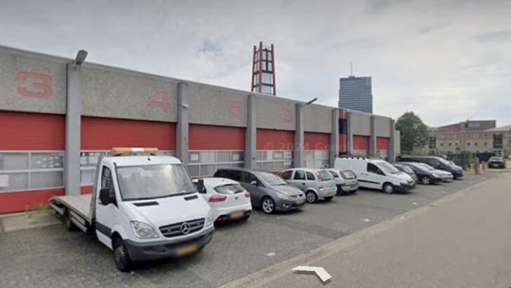 De voormalige brandweerkazerne aan de Markerkant doet al een aantal jaren dienst als noodopvang voor asielzoekers. (Foto: Google Streetview)