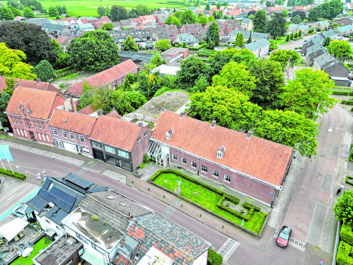 De oude scholensite waar een nieuwe dorpskern gaat komen.