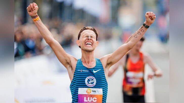 Blijdschap bij Almeerder Luc Essink die als derde Nederlanders finishte bij de Rotterdam Marathon. (Foto: aangeleverd)