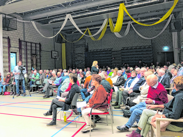 Een overvolle zaal in de Bremerpoort.