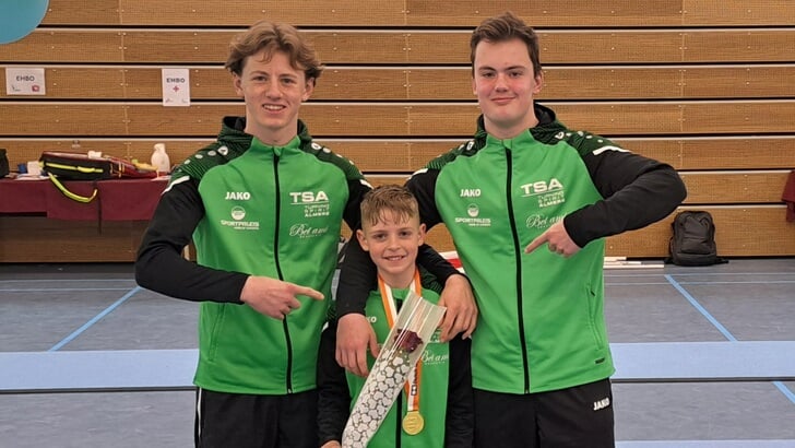 Jonathan (links) en Ben (rechts) met in het midden de kersverse Nederlands kampioen Lyann van Turning Spirit Almere. (Foto: aangeleverd)