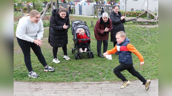 Kinderen van het Spectrum hielden tijdens de Koningsspelen een sponsorloop voor de CliniClowns. (Foto: Fred Rotgans)