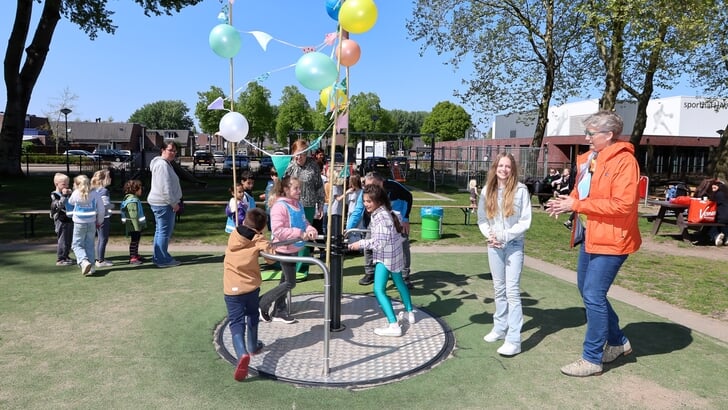 Het inclusieve speeltoestel werd vrijdag in bijzijn van oud-kinderburgemeester Havana feestelijk in gebruik genomen. (Foto: Fred Rotgans)
