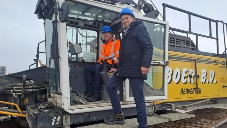 Wethouder Paul Tang sloeg de eerste paal voor het appartementencomplex samen met directeur Arjan Deutekom van GoedeStede. (Foto: aangeleverd)