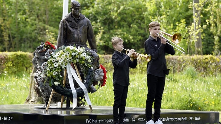 Kinderherdenking bij het Short Sterling monument in het Bos der Onverzettelijken. (Archieffoto: Fred Rotgans)