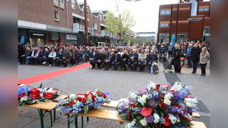 Dodenherdenking in Almere Haven. (Foto: Fred Rotgans)