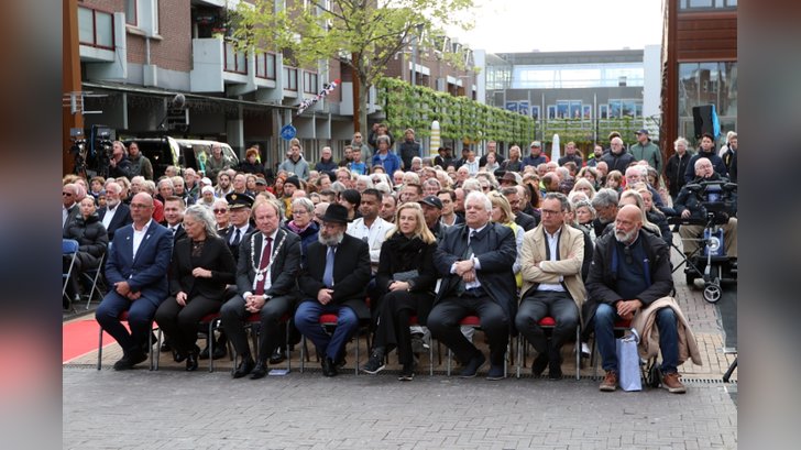Dodenherdenking in Almere Haven. (Foto: Fred Rotgans)