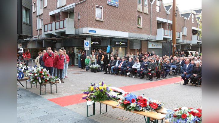 Dodenherdenking in Almere Haven. (Foto: Fred Rotgans)