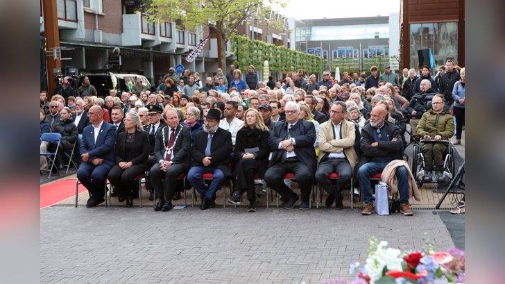Dodenherdenking in Almere Haven. (Foto: Fred Rotgans)