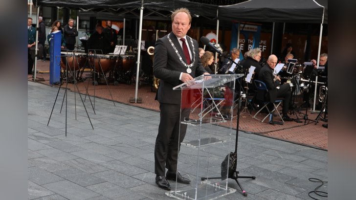 Dodenherdenking in Almere Haven. (Foto: Fred Rotgans)
