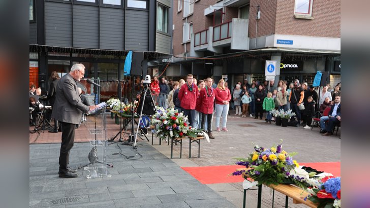 Dodenherdenking in Almere Haven. (Foto: Fred Rotgans)
