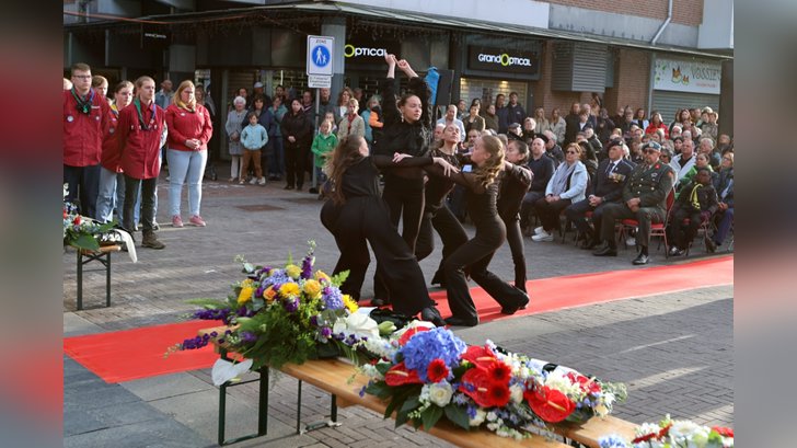 Dodenherdenking in Almere Haven. (Foto: Fred Rotgans)