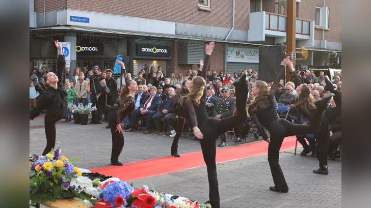 Dodenherdenking in Almere Haven. (Foto: Fred Rotgans)