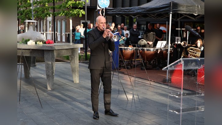 Dodenherdenking in Almere Haven. (Foto: Fred Rotgans)