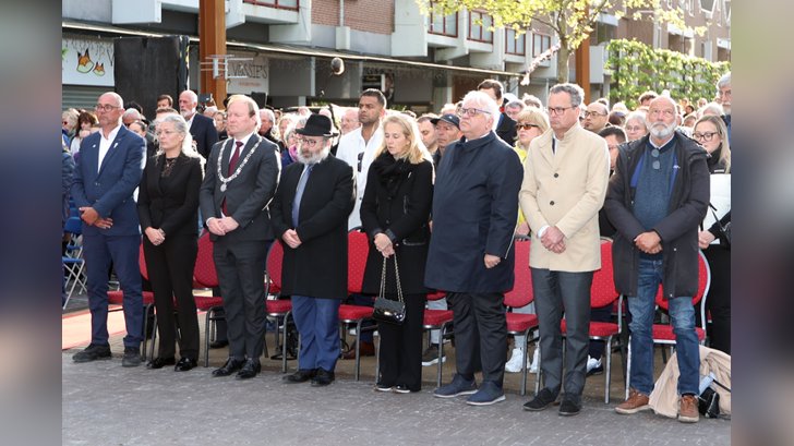 Dodenherdenking in Almere Haven. (Foto: Fred Rotgans)