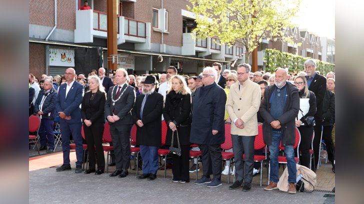 Dodenherdenking in Almere Haven. (Foto: Fred Rotgans)