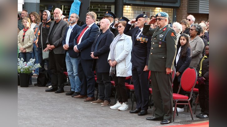Dodenherdenking in Almere Haven. (Foto: Fred Rotgans)