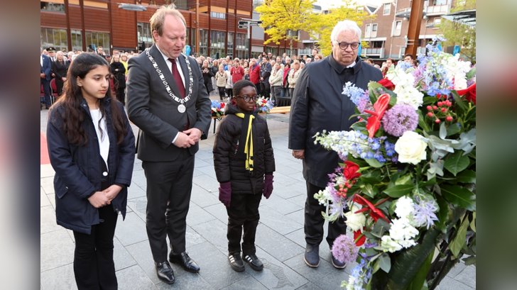 Dodenherdenking in Almere Haven. (Foto: Fred Rotgans)