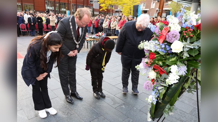 Dodenherdenking in Almere Haven. (Foto: Fred Rotgans)