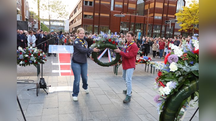 Dodenherdenking in Almere Haven. (Foto: Fred Rotgans)