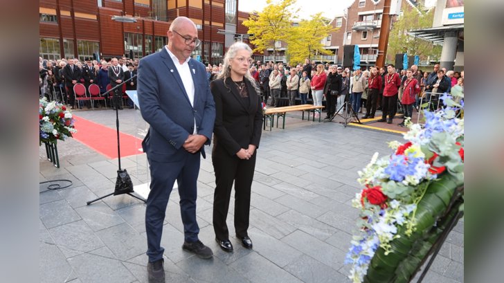 Dodenherdenking in Almere Haven. (Foto: Fred Rotgans)