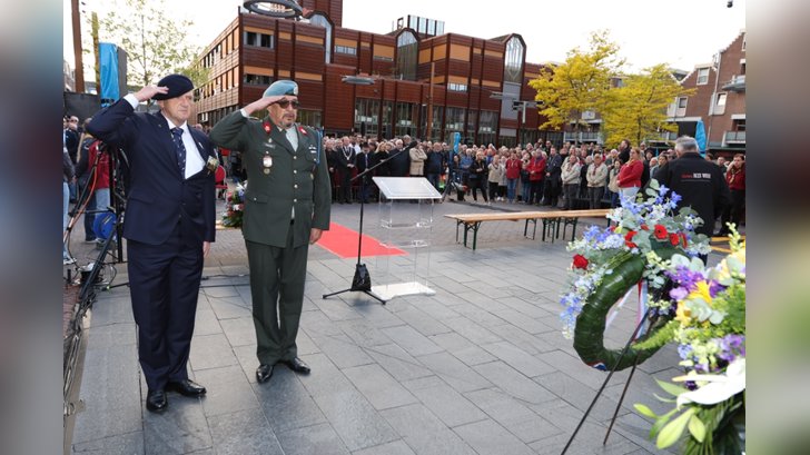 Dodenherdenking in Almere Haven. (Foto: Fred Rotgans)