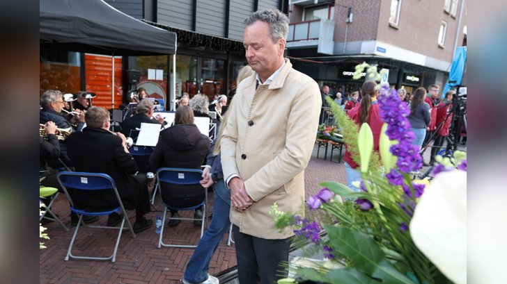 Dodenherdenking in Almere Haven. (Foto: Fred Rotgans)