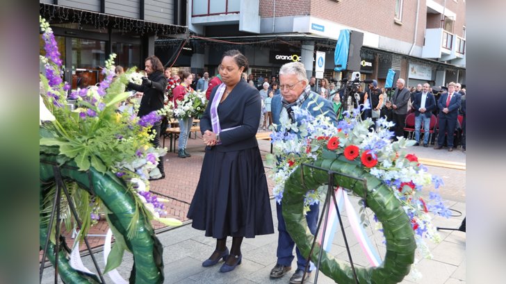 Dodenherdenking in Almere Haven. (Foto: Fred Rotgans)
