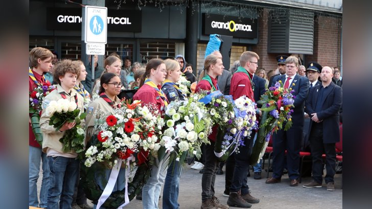 Dodenherdenking in Almere Haven. (Foto: Fred Rotgans)
