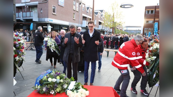 Dodenherdenking in Almere Haven. (Foto: Fred Rotgans)