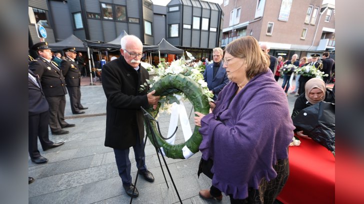 Dodenherdenking in Almere Haven. (Foto: Fred Rotgans)