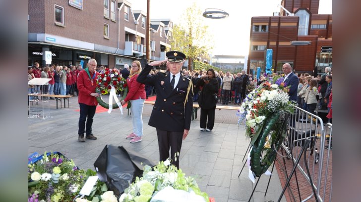 Dodenherdenking in Almere Haven. (Foto: Fred Rotgans)