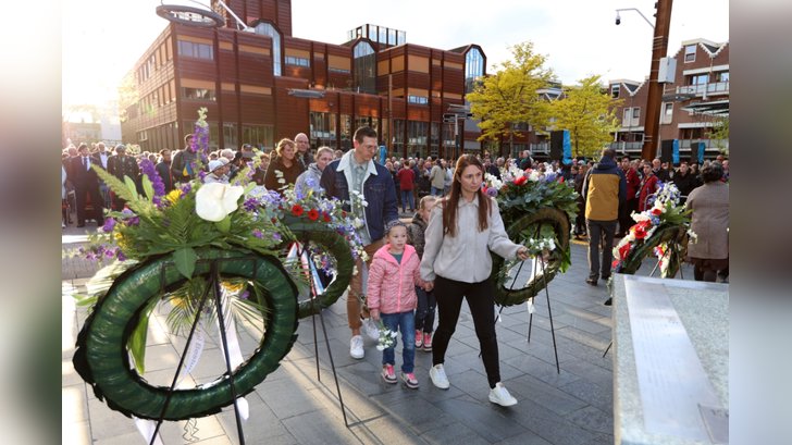 Dodenherdenking in Almere Haven. (Foto: Fred Rotgans)