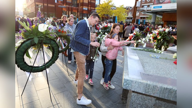 Dodenherdenking in Almere Haven. (Foto: Fred Rotgans)