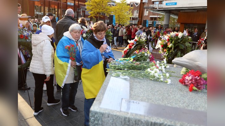 Dodenherdenking in Almere Haven. (Foto: Fred Rotgans)