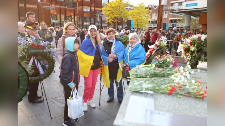 Dodenherdenking in Almere Haven. (Foto: Fred Rotgans)