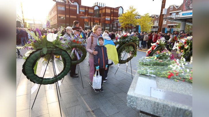 Dodenherdenking in Almere Haven. (Foto: Fred Rotgans)
