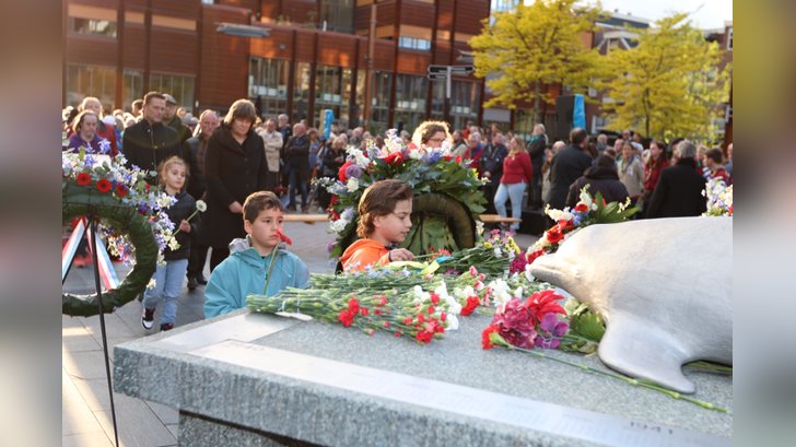 Dodenherdenking in Almere Haven. (Foto: Fred Rotgans)