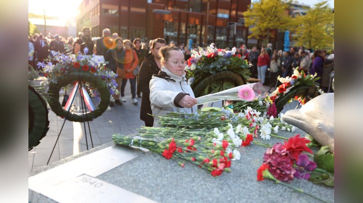 Dodenherdenking in Almere Haven. (Foto: Fred Rotgans)
