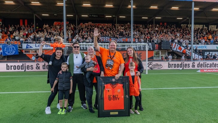 In bijzijn van zijn familie nam fotograaf Fred Rotgans vrijdagavond afscheid van FC Volendam. (Foto: Jan Mulder/FC Volendam)