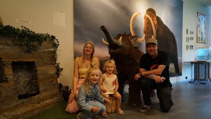Roos van Kesteren, educatiemedewerker Stad & Natuur, en Erik Fakkeldij, ontwerper van de expositie, samen met Amelie en Julia. (Foto: aangeleverd)